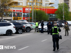 Almeno due morti mentre un uomo armato apre il fuoco e prende ostaggi a Kiev