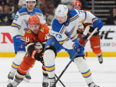 I due gol di Dylan Holloway aiutano i Blues a mantenere vive le scarse speranze di playoff con la vittoria sui Geese