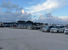 Un dipendente del cantiere navale ha trovato il marito americano scomparso “esausto” quando si è arenato dopo una notte alla deriva