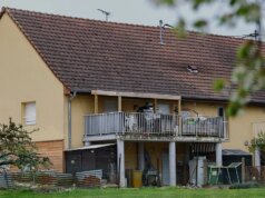 Ragazzo malnutrito trovato chiuso nel furgone del padre da più di un anno incapace di camminare, non si faceva la doccia dal 2024