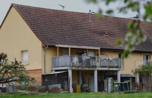 Ragazzo malnutrito trovato chiuso nel furgone del padre da più di un anno incapace di camminare, non si faceva la doccia dal 2024