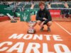 Jannik Sinner batte Carlos Alcaraz in due set nella finale di Monte Carlo riconquistando il primo posto nella classifica