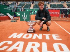 Jannik Sinner batte Carlos Alcaraz in due set nella finale di Monte Carlo riconquistando il primo posto nella classifica