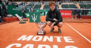 Jannik Sinner batte Carlos Alcaraz in due set nella finale di Monte Carlo riconquistando il primo posto nella classifica