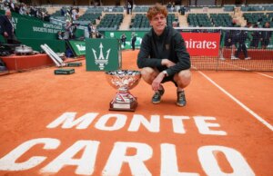 Jannik Sinner batte Carlos Alcaraz in due set nella finale di Monte Carlo riconquistando il primo posto nella classifica
