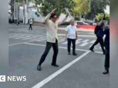 Bongbong Marcos combatte le voci sulla cattiva salute con i salti da star