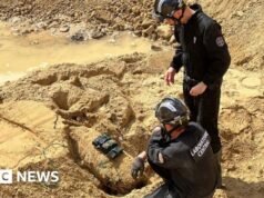 Migliaia di parigini furono evacuati mentre esplodeva una bomba della Seconda Guerra Mondiale