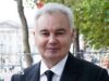 Eamonn Holmes “sta bene” dopo un ictus, cube suo figlio