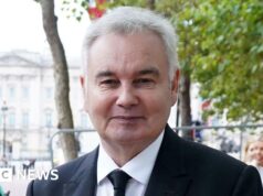 Eamonn Holmes “sta bene” dopo un ictus, cube suo figlio