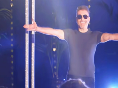 Simon Cowell sorprende il coro della scuola durante l’inaugurazione di una finta statua