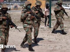 L’esercito sudafricano arriva nei punti caldi della criminalità per aiutare a combattere le bande