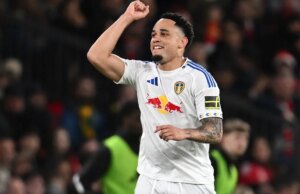 Noah Okafor protagonista mentre il Leeds pone effective a forty five anni di attesa per la vittoria in campionato al Manchester United