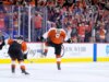Il difensore dei Flyers Cam York spara sugli spalti dopo aver segnato la vittoria della serie ai supplementari contro i Penguins