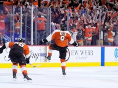Il difensore dei Flyers Cam York spara sugli spalti dopo aver segnato la vittoria della serie ai supplementari contro i Penguins