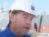Il dirigente della Chevron afferma che il petrolio greggio venezuelano sta aiutando a ridurre i prezzi nel contesto della guerra con l’Iran