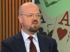 Un giornalista descrive l’impatto del gioco d’azzardo dopo aver perso quasi $ 10.000 in un esperimento di lavoro