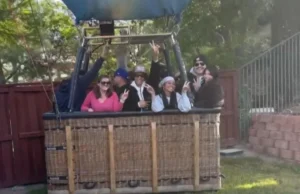 Il pilota di una mongolfiera che trasporta 13 persone effettua un atterraggio di emergenza nel cortile della California