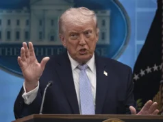 Trump difende l’attacco alle infrastrutture civili in Iran e avverte che il tempo a disposizione del Paese sta per scadere