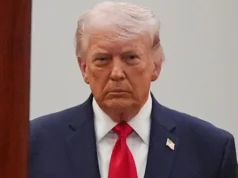 Trump minaccia martedì attacchi contro centrali elettriche e ponti iraniani in un submit carico di volgarità