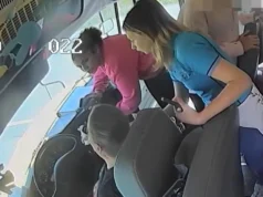 Il video mostra gli studenti delle scuole medie prendere il controllo dell’autobus dopo che l’autista ha avuto un’emergenza medica