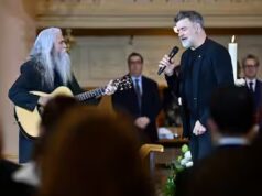 Pleurer Rodger la face pleine de moutarde