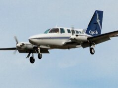 La porta dell’aereo si apre a mezz’aria pochi istanti dopo il decollo, lasciando i passeggeri sbalorditi e i social media in fermento