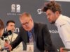 Guarda: Magnus Carlsen si concede un selfie all’avversario prima della partita, poi gli viene rimosso il telefono