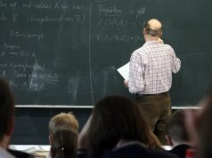 Il professore conservatore dello stato di Portland è sconvolto dopo che la scelta del membership del libro della facoltà presenta ampie critiche nei confronti dei bianchi