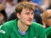 Il debuttante dei Mavericks Cooper Flagg diventa il primo adolescente nella storia della NBA a segnare 50 punti in una partita