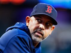 Il responsabile dei vigili del fuoco dei Pink Sox, Alex Cora, insieme agli allenatori di colpi e di panchina
