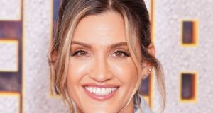 Ashley Roberts ha fatto il solletico dopo aver incontrato un compagno di campeggio sotto la doccia in I am A Celeb