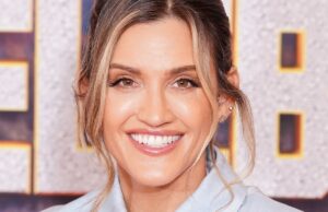 Ashley Roberts ha fatto il solletico dopo aver incontrato un compagno di campeggio sotto la doccia in I am A Celeb