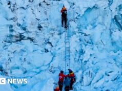 Sentiero liberato per gli scalatori dell’Everest dopo un enorme blocco di ghiaccio
