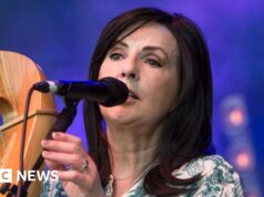 Gli U2 tra le persone in lutto al funerale della “first woman della musica celtica” Moya Brennan