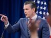Pete Hegseth firma un promemoria per aprire la porta alle truppe per trasportare armi da fuoco personali sulle basi
