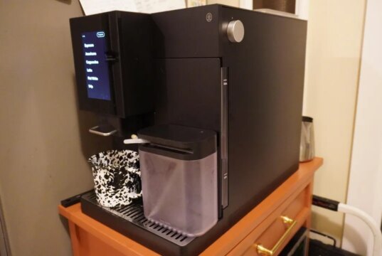 Non collegare questi 7 comuni gadget domestici a una prolunga, secondo un elettricista