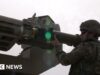 “Attaccato 28 volte in un giorno” – La BBC visita una base statunitense e britannica pesantemente presa di mira in Iraq