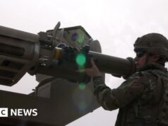 “Attaccato 28 volte in un giorno” – La BBC visita una base statunitense e britannica pesantemente presa di mira in Iraq
