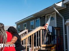 Una donna e un bambino sono saltati dal tetto per sfuggire alla sparatoria mortale in Louisiana