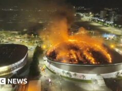 Guarda: Un incendio danneggia il tetto del velodromo olimpico di Rio