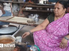 I lavoratori migranti indiani colpiti dalla carenza di gasoline da cucina stanno lasciando le città