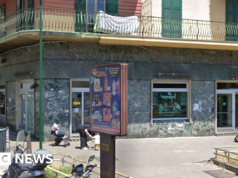 I rapinatori di banche di Napoli tengono in ostaggio 25 persone e poi scompaiono attraverso un tunnel
