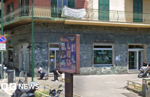 I rapinatori di banche di Napoli tengono in ostaggio 25 persone e poi scompaiono attraverso un tunnel