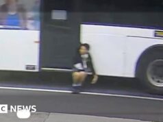 Guarda: Un ragazzo intrappolato penzola da un autobus in movimento in Australia