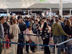 I passeggeri dei voli pagano estranei per stare in lunghe file alla TSA mentre il caos si trascina