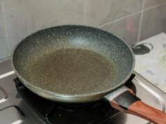 5 alimenti che meritano di meglio di una padella antiaderente (e cosa usare invece)