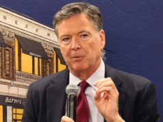 Comey appare in tribunale dopo la sua incriminazione per presunte minacce a Trump