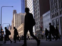 Oggi la metà dei dipendenti statunitensi utilizza l’intelligenza artificiale al lavoro e spreca quasi 8 ore a settimana per farlo