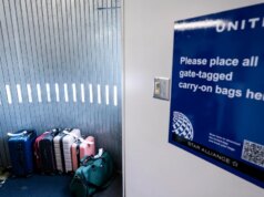 United aumenta le tariffe per i bagagli, diventando la seconda compagnia aerea statunitense advert aumentare il prezzo
