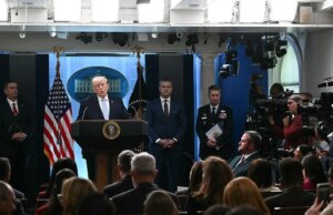 Guarda dal vivo: Trump tiene una conferenza stampa sull’Iran dopo il salvataggio dell’aviatore americano